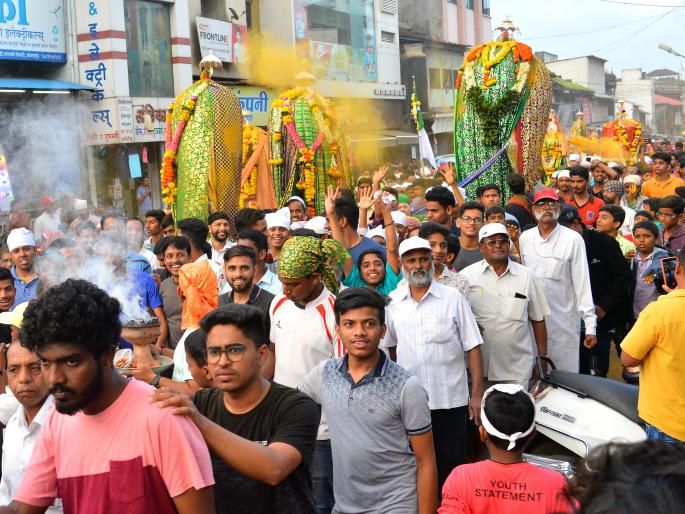 Immerse the claws in a religious environment | धार्मिक वातावरणात पंजे विसर्जन, प्रमुख मार्गांवरून मिरवणूक : दर्शनासाठी गर्दी Immerse the claws in a religious environment | धार्मिक वातावरणात पंजे विसर्जन, प्रमुख मार्गांवरून मिरवणूक : दर्शनासाठी गर्दी