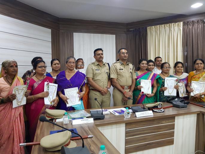 The 'good luck' is back, the citizen said | ‘सौभाग्याचं लेणं’ परत मिळालं, नागरिक भारावले The 'good luck' is back, the citizen said | ‘सौभाग्याचं लेणं’ परत मिळालं, नागरिक भारावले