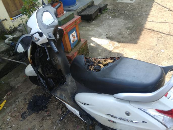 Armed attack on 10 houses in Daulatnagar, burning vehicles | दौलतनगरात दहा घरांवर सशस्त्र हल्ला, वाहने पेटवली Armed attack on 10 houses in Daulatnagar, burning vehicles | दौलतनगरात दहा घरांवर सशस्त्र हल्ला, वाहने पेटवली