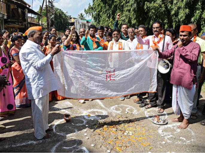 Pits are married to the municipal administration | खड्ड्यांचे लग्न महापालिका प्रशासनाशी--शिवसेनेचे शिवाजी पेठेत अनोख्या पद्धतीने आंदोलन महापालिका प्रशासनाचा निषेध Pits are married to the municipal administration | खड्ड्यांचे लग्न महापालिका प्रशासनाशी--शिवसेनेचे शिवाजी पेठेत अनोख्या पद्धतीने आंदोलन महापालिका प्रशासनाचा निषेध