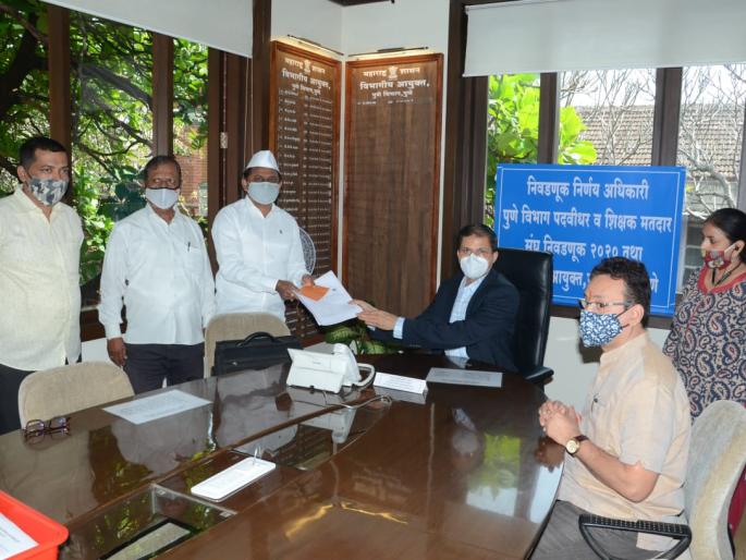 Jayant Asgaonkar's application filed from Pune Shikshak constituency | पुणे शिक्षक मतदारसंघातून जयंत आसगावकर यांचा अर्ज दाखल Jayant Asgaonkar's application filed from Pune Shikshak constituency | पुणे शिक्षक मतदारसंघातून जयंत आसगावकर यांचा अर्ज दाखल