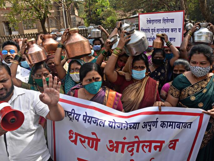 Ghagamorcha of office bearers with Pattankodoli villagers | पट्टणकोडोली ग्रामस्थांसह पदाधिकाऱ्यांचा घागरमोर्चा Ghagamorcha of office bearers with Pattankodoli villagers | पट्टणकोडोली ग्रामस्थांसह पदाधिकाऱ्यांचा घागरमोर्चा