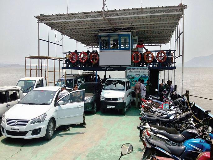 Jungle jetty boosts tourist traffic | जंगल जेट्टीमुळे पर्यटकांच्या रेलचेलीमध्ये वाढ Jungle jetty boosts tourist traffic | जंगल जेट्टीमुळे पर्यटकांच्या रेलचेलीमध्ये वाढ