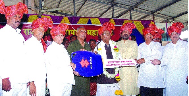 Raising the fight for the pensions of Hamal, Farmers - Baba Adhav | हमाल, शेतकºयांच्या पेन्शनसाठी लढा उभारू-- बाबा आढाव Raising the fight for the pensions of Hamal, Farmers - Baba Adhav | हमाल, शेतकºयांच्या पेन्शनसाठी लढा उभारू-- बाबा आढाव