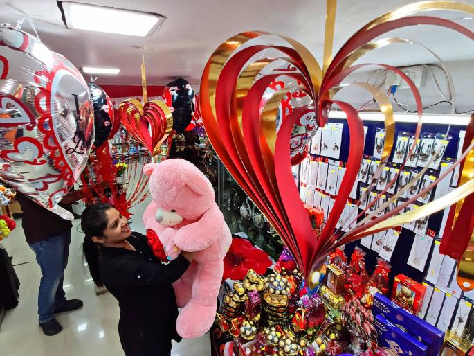 Market ready for 'Valentine's Day', Valentine's Party: demand for cake, chocolate | Valentine Day-‘व्हॅलेंटाईन डे’ साठी बाजारपेठा सज्ज, व्हॅलेंटाईन पार्टी : केक, चॉकलेटला मागणी
