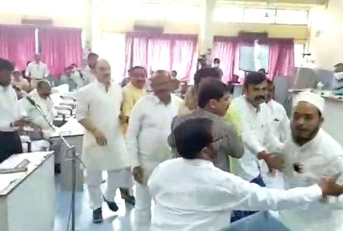 In Amravati Municipal Corporation general meeting, two group leaders clashed | अमरावती महापालिका आमसभेत धक्काबुक्की, दोन गटनेते आपसात भिडले