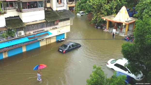 Two houses were damaged due to rain and one landowner | पावसामुळे दोन घरांचे मोठे नुकसान तर एक जमीनदोस्त Two houses were damaged due to rain and one landowner | पावसामुळे दोन घरांचे मोठे नुकसान तर एक जमीनदोस्त
