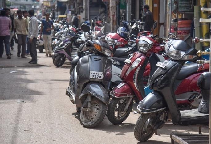 Parola police caught the two-wheeler thieves | दुचाकी चोरट्यांना पारोळा पोलिसांनी पकडले