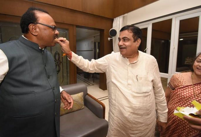 Gadkari congratulated the Bawankules while congratulating them on the post of state president | प्रदेशाध्यक्षपदाबद्दल अभिनंदन करताना गडकरींनी बावनकुळेंना भरवला पेढा Gadkari congratulated the Bawankules while congratulating them on the post of state president | प्रदेशाध्यक्षपदाबद्दल अभिनंदन करताना गडकरींनी बावनकुळेंना भरवला पेढा
