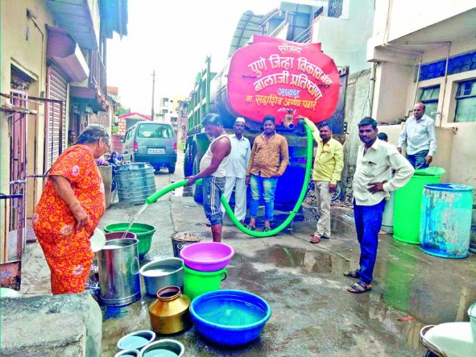 Due to drought: Increased demand for tankers due to scarcity of water in Shirur's western area | दुष्काळाच्या झळा : शिरूरच्या पश्चिम पट्ट्यात पाणीटंचाईमुळे टँकरच्या मागणीत वाढ Due to drought: Increased demand for tankers due to scarcity of water in Shirur's western area | दुष्काळाच्या झळा : शिरूरच्या पश्चिम पट्ट्यात पाणीटंचाईमुळे टँकरच्या मागणीत वाढ