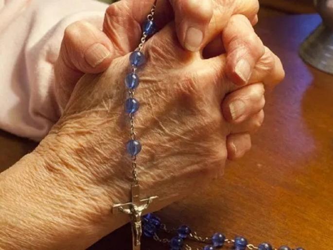 Jennie Stejna,103 Year Old Great Great Grandmother beat coronavirus, she celebrated with a beer svg | Corona Virus : शंभरीच्या आजीनं कोरोनाला हरवलं; Celebration असं केलं की काय विचारता! Jennie Stejna,103 Year Old Great Great Grandmother beat coronavirus, she celebrated with a beer svg | Corona Virus : शंभरीच्या आजीनं कोरोनाला हरवलं; Celebration असं केलं की काय विचारता!