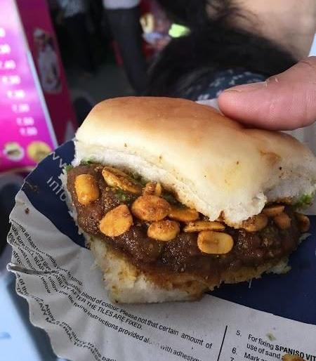 He went to eat Dabeli and lost five lakhs | आता बोला! भूक लागली म्हणून दाबेली खायला गेला आणि पाच लाख गमावून बसला