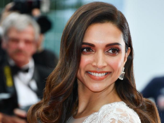 deepika padukone smiled after listening to photographer old trick not work madam main naya aaya hoon | Video : अरे मॅडमजी रूकिए, मैं...! फोटोग्राफर्सच्या जाळ्यातून शिताफीने निसटली दीपिका पादुकोण deepika padukone smiled after listening to photographer old trick not work madam main naya aaya hoon | Video : अरे मॅडमजी रूकिए, मैं...! फोटोग्राफर्सच्या जाळ्यातून शिताफीने निसटली दीपिका पादुकोण