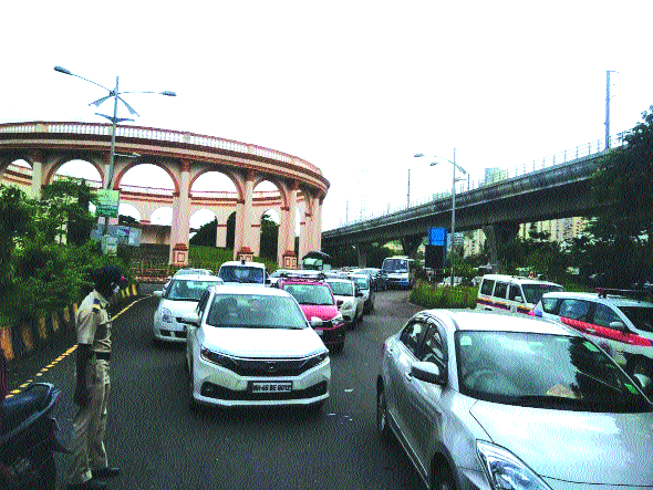 coronavirus: Police action on 737 people in Panvel for breaking rule | coronavirus: नियमांचे उल्लंघन करणाऱ्यांवर पोलिसांचा बडगा, पनवेलमध्ये ७३७ जणांवर कारवाई