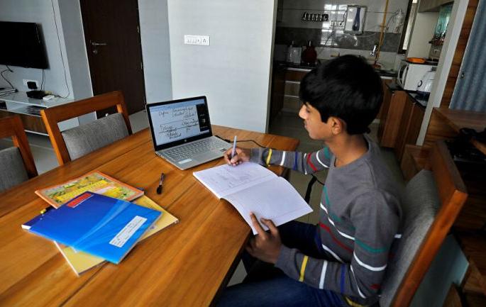 Corona hinders the education of 30 crore students across the country | कोरोनामुळे देशभरातील तीस कोटी विद्यार्थ्यांच्या शिक्षणात बाधा
