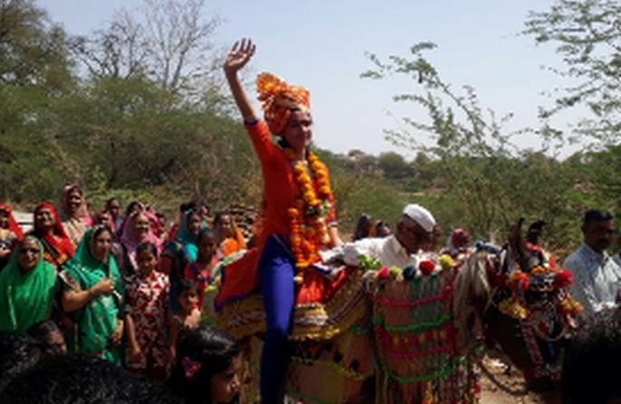  Welcome by the sub-inspector's village | उपनिरीक्षक झालेल्या कन्येचे गावातर्फे स्वागत
