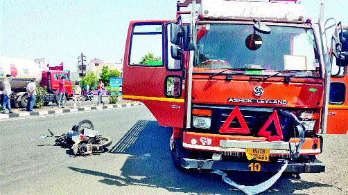Gomende Dumala woman killed in accident in FATA | गोेंदे दुमाला फाटा येथे अपघातात महिला ठार Gomende Dumala woman killed in accident in FATA | गोेंदे दुमाला फाटा येथे अपघातात महिला ठार
