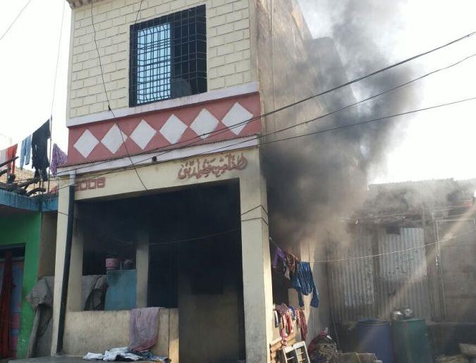 Lack of thousands of burns in the house due to short circuit in Adawad | अडावद येथे शॉर्ट सर्कीटमुळे घराला लागलेल्या आगीत हजारोचे नुकसान Lack of thousands of burns in the house due to short circuit in Adawad | अडावद येथे शॉर्ट सर्कीटमुळे घराला लागलेल्या आगीत हजारोचे नुकसान