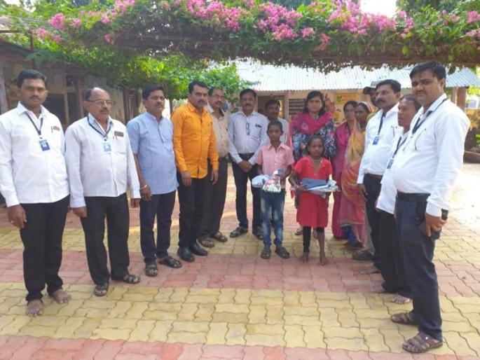 Writing board in non teaching children; teachers take initiative | मातीवर रेघोट्या ओढणाऱ्या हातात लेखन-पाटी! Writing board in non teaching children; teachers take initiative | मातीवर रेघोट्या ओढणाऱ्या हातात लेखन-पाटी!