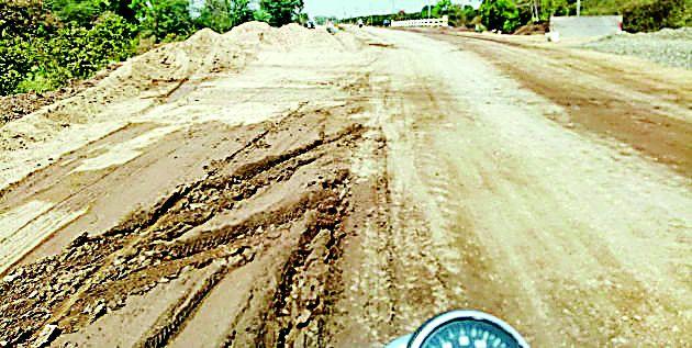 The soil instead of the mooring on the concrete road | काँक्रीट रस्त्यावर मुरूमऐवजी माती