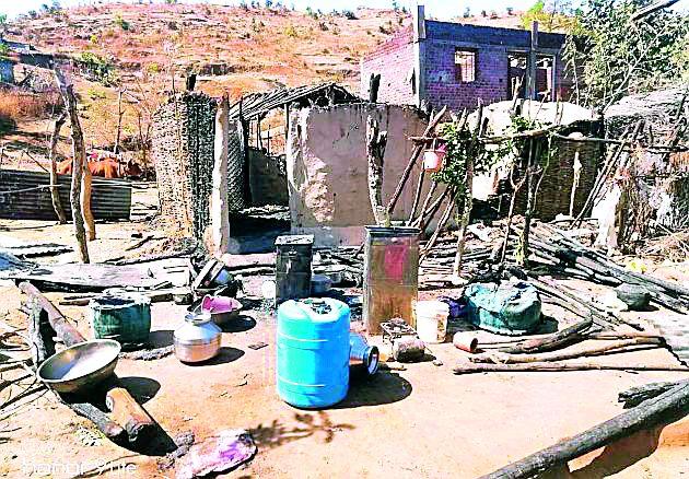 Rakharangoli of the house was asleep | झोपेतच झाली घराची राखरांगोळी Rakharangoli of the house was asleep | झोपेतच झाली घराची राखरांगोळी