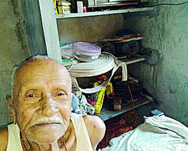 From the half century it says to 'Radio', 'You tell me' | अर्ध्या शतकापासून ‘ते’ रेडिओला म्हणतात, ‘तू माझा सांगाती’ From the half century it says to 'Radio', 'You tell me' | अर्ध्या शतकापासून ‘ते’ रेडिओला म्हणतात, ‘तू माझा सांगाती’