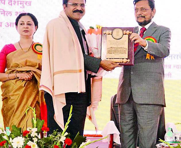 Nitin Gabhane, who has established the Justice Temple, is proud of it | न्याय मंदिर साकारणारे नितीन गभणे यांचा गौरव Nitin Gabhane, who has established the Justice Temple, is proud of it | न्याय मंदिर साकारणारे नितीन गभणे यांचा गौरव