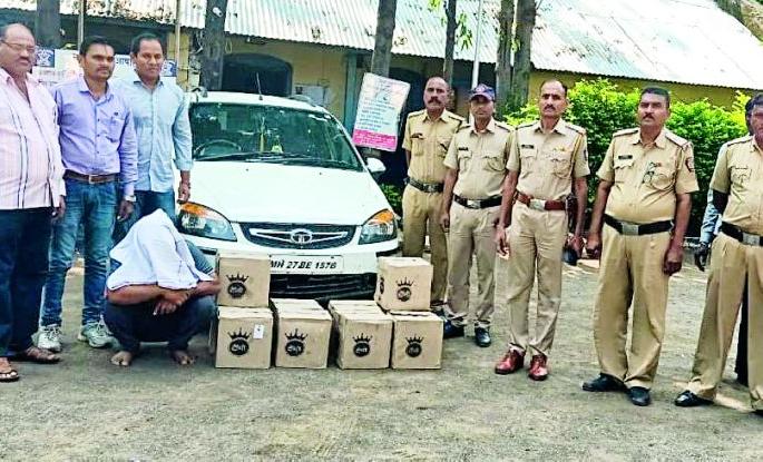 Chase seized liquor | पाठलाग करून दारूसाठा जप्त Chase seized liquor | पाठलाग करून दारूसाठा जप्त