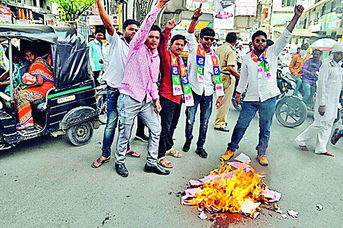 'Pay and Park' receipt books were burnt | ‘पे अँड पार्क’ची पावती पुस्तके जाळली