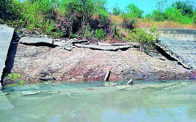 The canals were destroyed by the flooding of the canals | कालवे बुजले गाळाने, अस्तरीकरणही उखडले The canals were destroyed by the flooding of the canals | कालवे बुजले गाळाने, अस्तरीकरणही उखडले