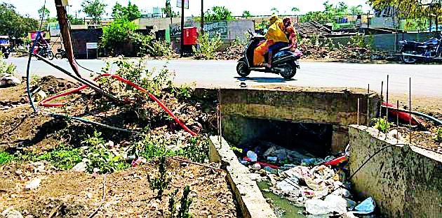 Civilians suffer from the sewage flowing through the prison | जेलमधून वाहणाऱ्या सांडपाण्याने नागरिक त्रस्त