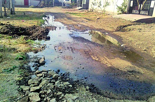 Badneras are drinking dirty water | बडनेरावासी पीत आहेत घाण पाणी Badneras are drinking dirty water | बडनेरावासी पीत आहेत घाण पाणी