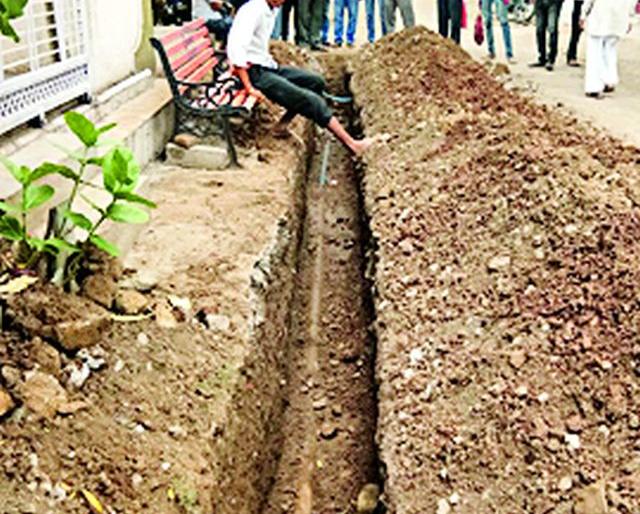 Mahavitaran's cable on Majipra's pipeline | मजीप्राच्या पाइपलाईनवर महावितरणचे केबल Mahavitaran's cable on Majipra's pipeline | मजीप्राच्या पाइपलाईनवर महावितरणचे केबल