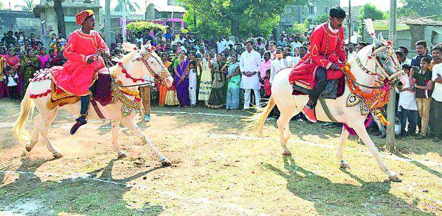 A Rengna ceremony at Badnera, Gajanan Bhakta's crowd | बडनेरा येथे रिंगण सोहळा, गजाननभक्तांची गर्दी