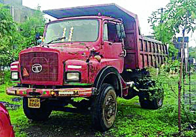 Due to rain, it sank under the tips and death | पावसामुळे टिप्परखाली बसलेल्या इसमाचा चिरडून मृत्यू Due to rain, it sank under the tips and death | पावसामुळे टिप्परखाली बसलेल्या इसमाचा चिरडून मृत्यू