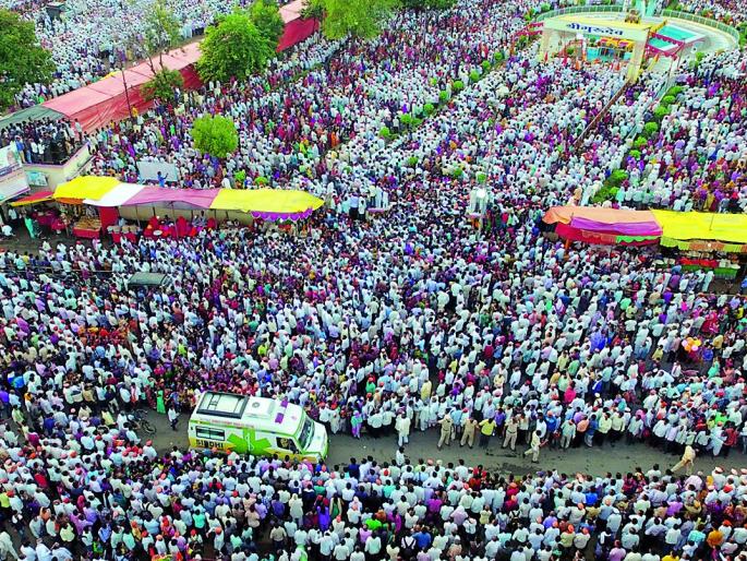 In the moment, open the path of ambulance | अन् क्षणातच रुग्णवाहिकेचा मार्ग मोकळा