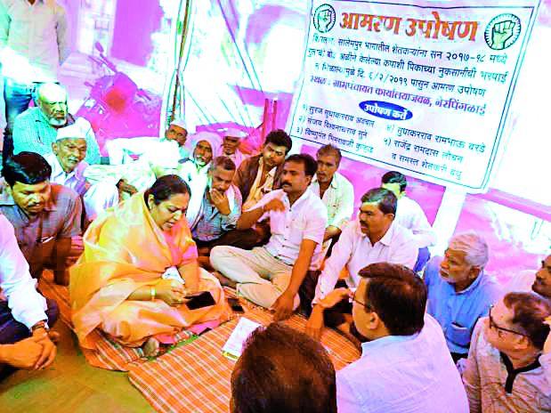 Fasting for the loss of bondney | बोंडअळी नुकसान भरपाईसाठी उपोषण