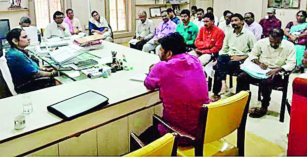 Bachhu Kadu Took classes | बच्चू कडूंनी घेतला वर्ग Bachhu Kadu Took classes | बच्चू कडूंनी घेतला वर्ग