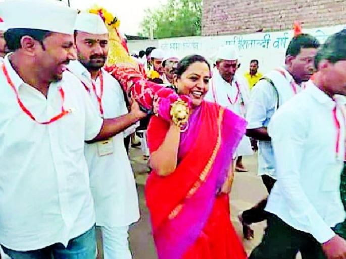 Honor the goddess Rukmini's palanquin in Pandharpur | देवी रुक्मिणीच्या पालखीला पंढरपुरात मान