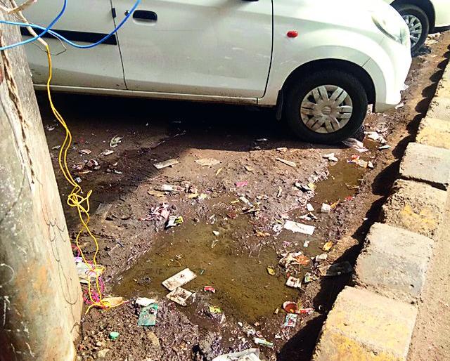 Contractor gets rid of the rules | कंत्राटदाराकडून नियमांची पायमल्ली Contractor gets rid of the rules | कंत्राटदाराकडून नियमांची पायमल्ली