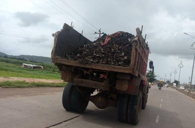 Invitation to Garbage Traffic Accident | कचरा वाहतुक अपघाताला आमंत्रण Invitation to Garbage Traffic Accident | कचरा वाहतुक अपघाताला आमंत्रण