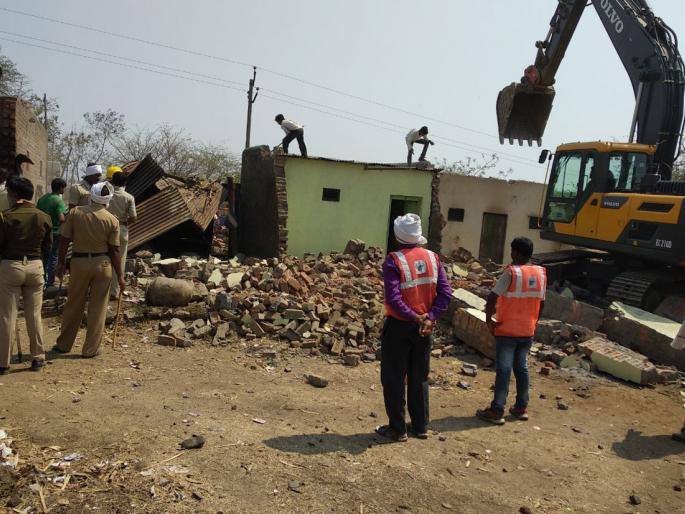 At the end of the 40-year-old city of Ambajogai, on the highway 'bulldozer' | अंबाजोगाईत चाळीस वर्षांपासूनच्या वस्तीवर अखेर महामार्गाचा ‘बुलडोझर’ At the end of the 40-year-old city of Ambajogai, on the highway 'bulldozer' | अंबाजोगाईत चाळीस वर्षांपासूनच्या वस्तीवर अखेर महामार्गाचा ‘बुलडोझर’