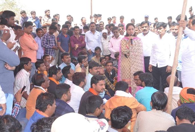 Roadwork incompelete even after changing the three agencies | तीन एजन्सी बदलूनही रस्ता अर्धवट Roadwork incompelete even after changing the three agencies | तीन एजन्सी बदलूनही रस्ता अर्धवट