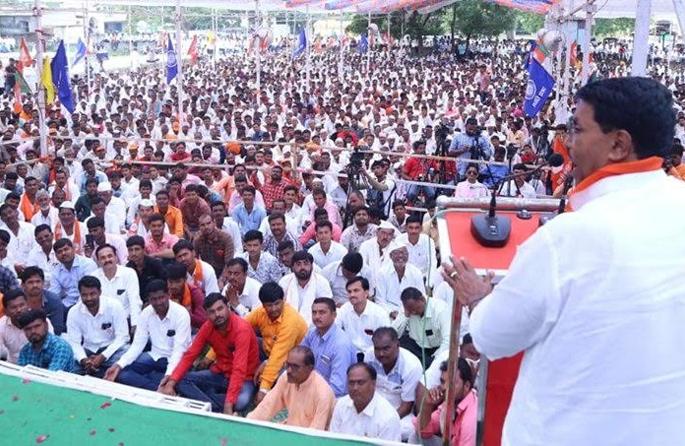 The damaged nephew Pawar took the house | बिघडलेले पुतणे पवारांनी घरात घेतले The damaged nephew Pawar took the house | बिघडलेले पुतणे पवारांनी घरात घेतले