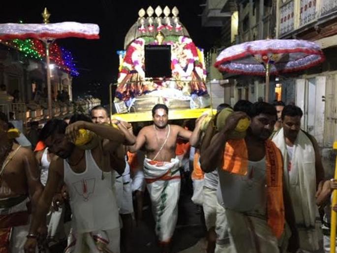 Shishavahan Shobha Yatra in 'Gajankata Ramana Govinda' | ‘व्यंकट रमणा गोविंदा’च्या गजरात शेषवाहन शोभायात्रा Shishavahan Shobha Yatra in 'Gajankata Ramana Govinda' | ‘व्यंकट रमणा गोविंदा’च्या गजरात शेषवाहन शोभायात्रा