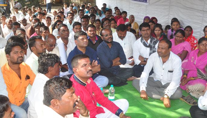 Human Rights Campaign's Damage to Beed District Collectorate | बीड जिल्हाधिकारी कार्यालयासमोर मानवी हक्क अभियानचे धरणे Human Rights Campaign's Damage to Beed District Collectorate | बीड जिल्हाधिकारी कार्यालयासमोर मानवी हक्क अभियानचे धरणे