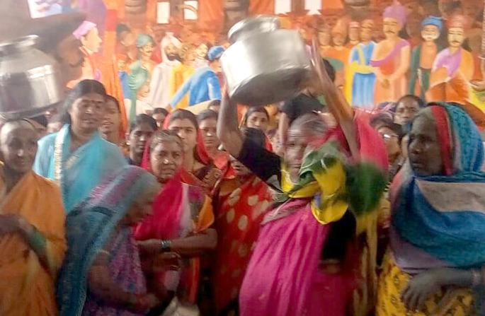 Women's Garbage Morcha for Patola Water | पाटोद्यात पाण्यासाठी महिलांचा घागर मोर्चा Women's Garbage Morcha for Patola Water | पाटोद्यात पाण्यासाठी महिलांचा घागर मोर्चा