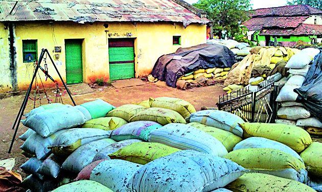 Paddy purchase center closed for want of power | जागेअभावी धान खरेदी केंद्र बंद