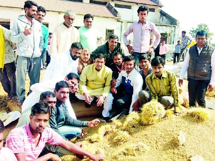 Then throw the paddy in the district office | तर जिल्हा कचेरीत धान फेकू