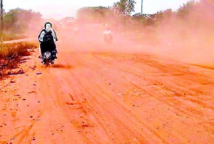 Heaps of pimples on the highway invite accidents | महामार्गावरील मुरूमाचे ढिगारे अपघातास आमंत्रण Heaps of pimples on the highway invite accidents | महामार्गावरील मुरूमाचे ढिगारे अपघातास आमंत्रण